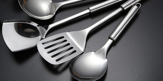 不鏽鋼與玻璃表（biǎo）麵真（zhēn）空（kōng）鍍鈦層如何退鍍呢