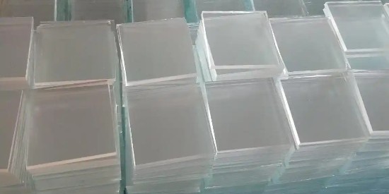 在光學（xué）玻璃鍍膜前使用清洗劑（jì）保持潔淨（jìng）度很重要