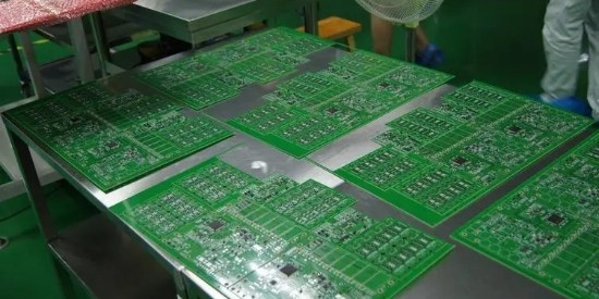 選擇水基的PCB電路板清洗劑使用更安全環保