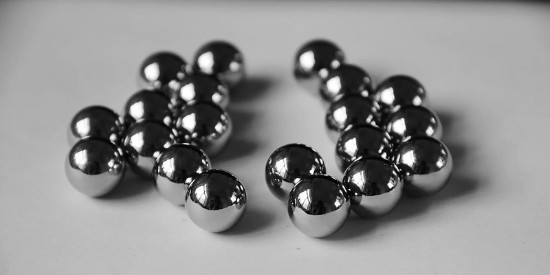 論鋼（gāng）球清洗（xǐ）劑快（kuài）速去除機加（jiā）工油汙的優勢（shì）