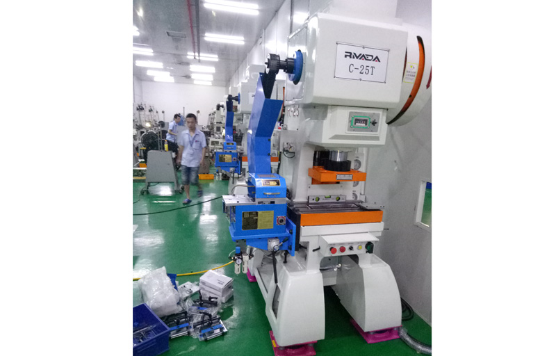 虹瑞衝床配成年人抖音视频夾式送料機批量出機（jī）
