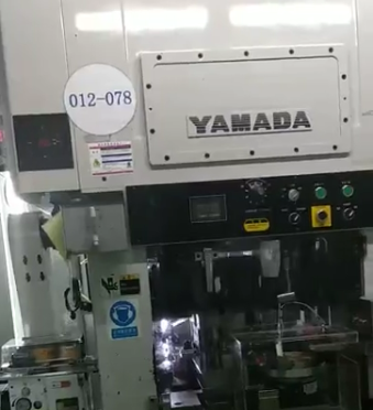 YAMADA衝床配成年人抖音视频高速夾式送料機使用中（zhōng）